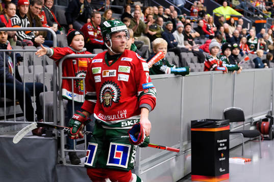 Frölundas Viktor Ekbom får matchstraff och lämnar isen