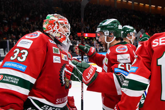 Frölundas målvakt Johan Mattsson och Joel Lundqvist jublar