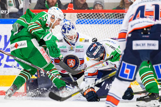 Rögles Simon Ryfors oroar mot Växjös målvakt Viktor