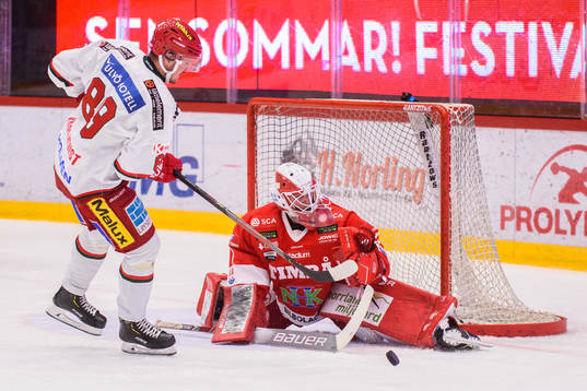 Timrås målvakt Victor Brattström räddar en straff från