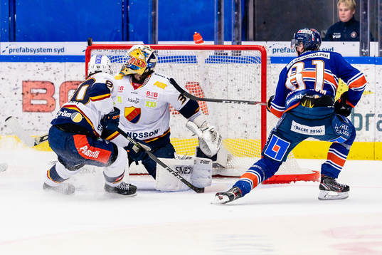 Växjös Fredrik Karlström skjuter ett skott mott