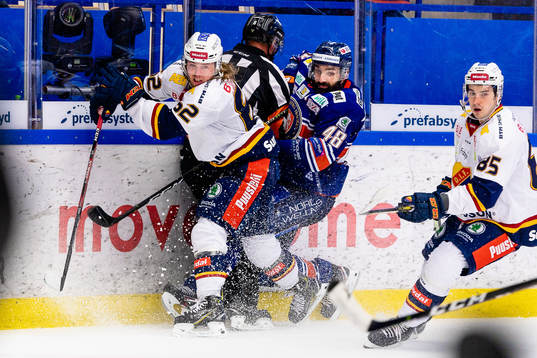 Djurgårdens Manuel Ågren och Växjös Daniel Rahimi