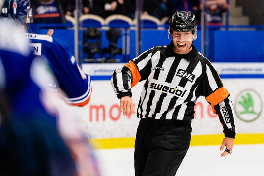 Domare Sören Persson har ont