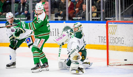 Rögles Simon Ryfors oroar vid Färjestads Sebastian Erixon