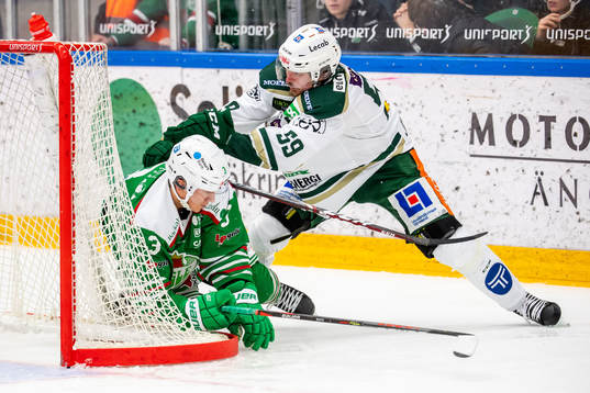 Färjestads Linus Johansson tacklar Rögles Daniel Bertov