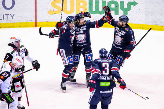 Linköpings Andrew Gordon jublar med lagkamrater