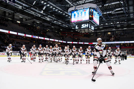 Malmö Redhawks Helge Grans jublar med lagkamrater
