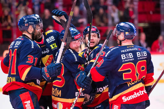 Djurgårdens Linus Hultström (m) jublar med Patrik