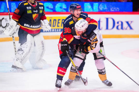 Djurgårdens Olle Alsing i ett bråk med Skellefteås