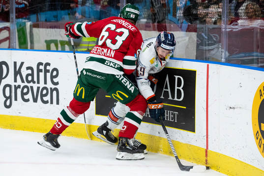 Frölundas Julius Bergman tacklar Växjös Casey Bailey