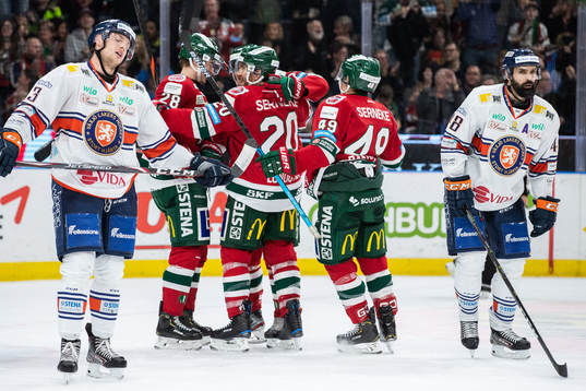 Frölundas Joel Lundqvist jublar med lagkamrater