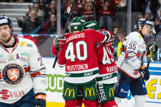 Frölundas Rhett Rakhshani jublar med lagkamrater