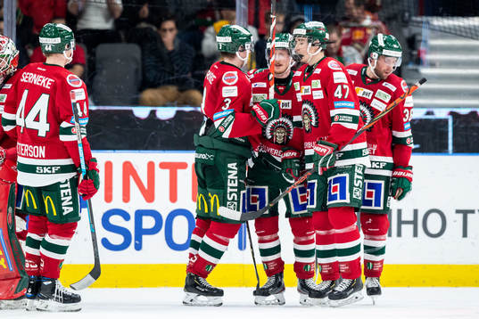 Frölundas Simon Hjalmarsson jublar med lagkamrater