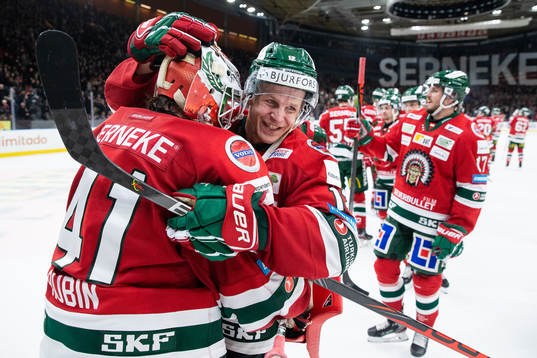 Frölundas målvakt Niklas Rubin omfamnas av Max Friberg