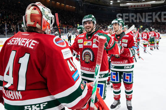 Frölundas målvakt Niklas Rubin jublar med Sebastian