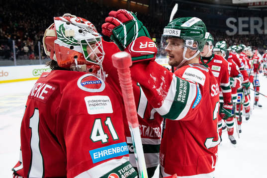 Frölundas målvakt Niklas Rubin jublar med Nicklas Lasu