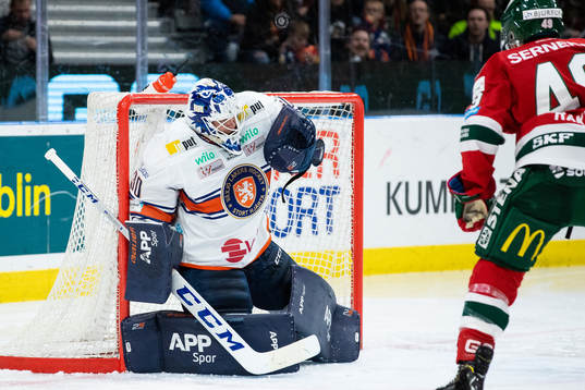 Växjös målvakt Viktor Fasth räddar ett skott från