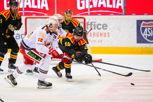 Brynäs Marcus Ersson och Malmö Redhawks Carl Persson i