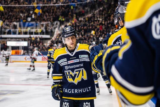 s Juuso Ikonen jublar