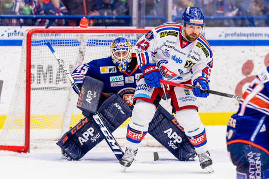 Oskarshamns Nichlas Hardt framför Växjös målvakt Viktor