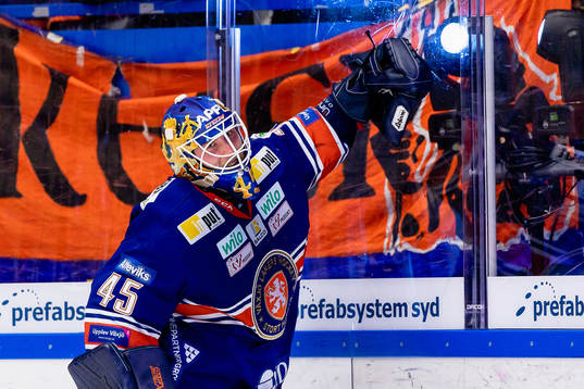 Växjös målvakt Viktor Andrén jublar