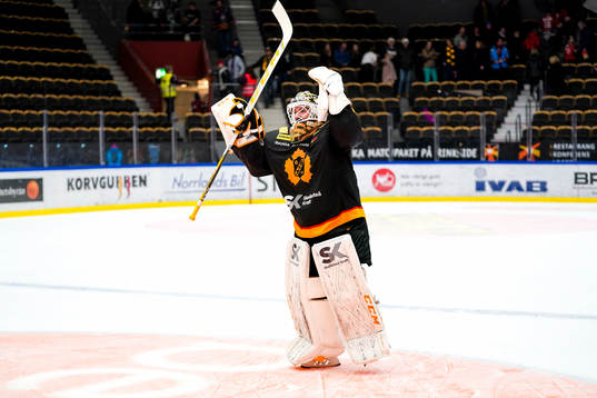 Skellefteås målvakt Gustaf Lindvall jublar