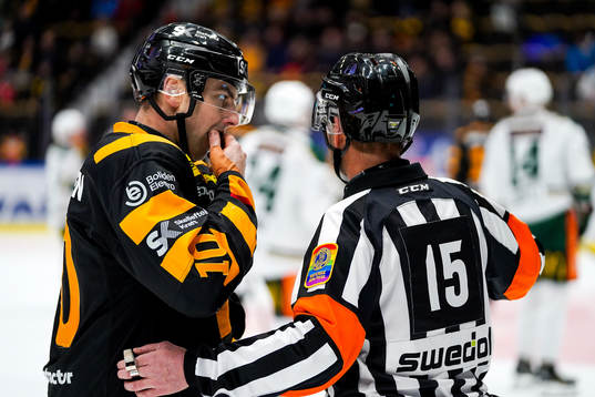 Skellefteås Joakim Lindström och domare Patrik Sjöberg
