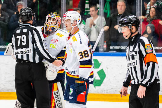 Djurgårdens målvakt Niklas Svedberg och Olle Alsing i