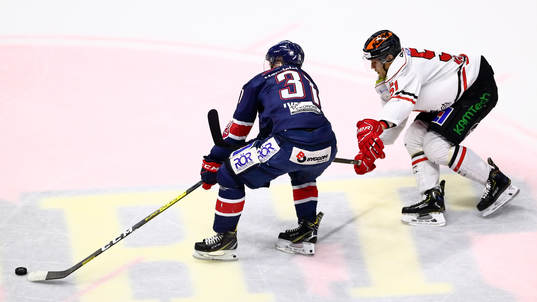 Örebros Kristian Näkyvä hakar Linköpings Olle Lycksell