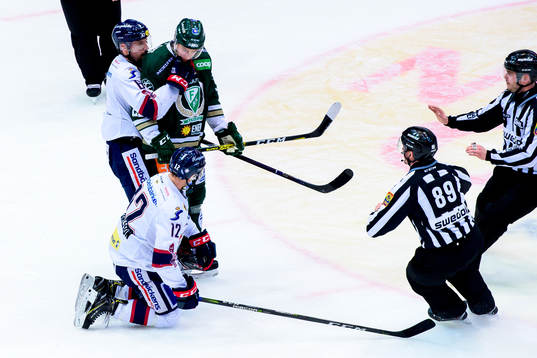 Färjestads Per Åslund i gruff med Linköpings Jonas