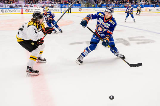 Brynäs Adam Brodecki och Växjös Ilari Melart