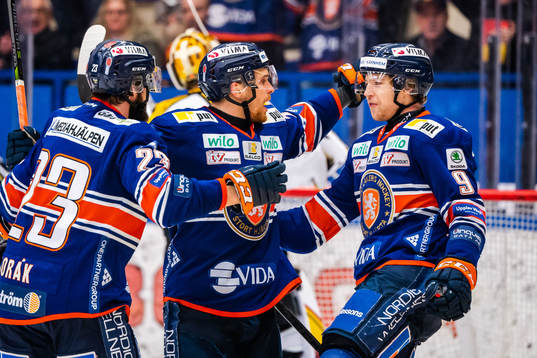 Växjös Brendan Shinnimin och Marcus Davidsson jublar