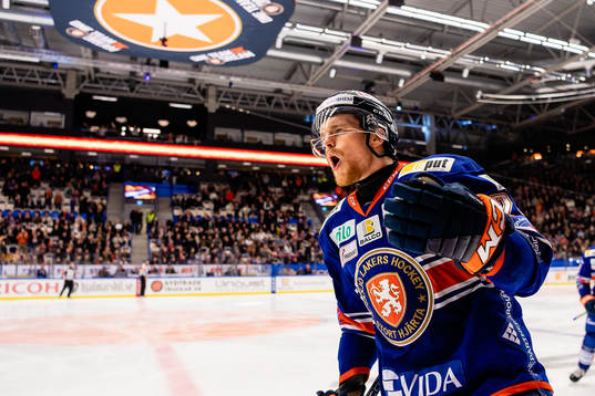 Växjös Brendan Shinnimin jublar