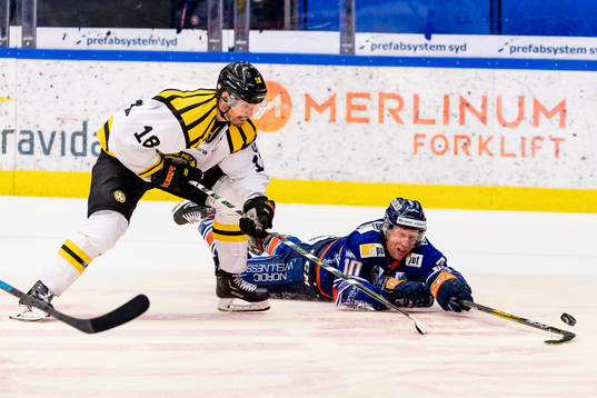 Brynäs Anton Rödin i kamp me Växjös Richard Gyngeunder