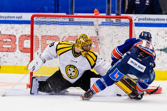 Växjös Richard Gynge oroar framför Brynäs målvakt