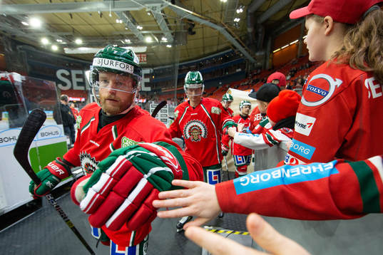 Frölundas Karl Stollery hälsar på fans innan
