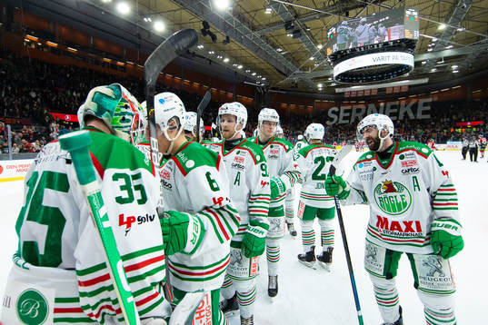 Rögles målvakt Roman Will jublar med lagkamrater