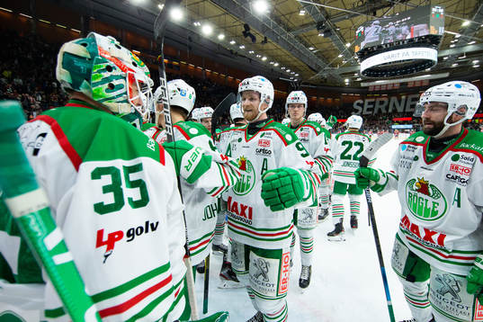 Rögles målvakt Roman Will jublar med lagkamrater