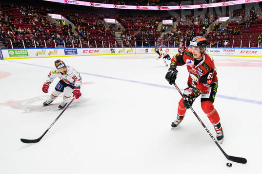 Malmö Redhawks Fredrik Händemark och Örebros Shane Harper