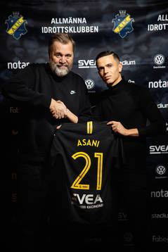 s sportchef Björn Wesström välkomnar nyförvärvet Jasir