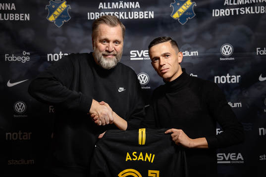s sportchef Björn Wesström välkomnar nyförvärvet Jasir