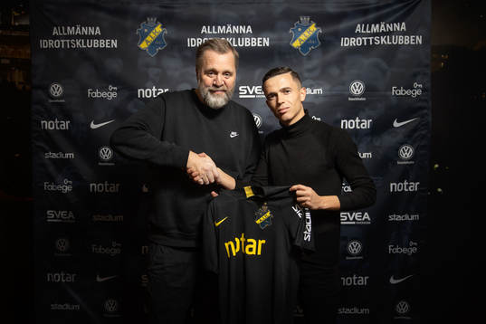 s sportchef Björn Wesström välkomnar nyförvärvet Jasir