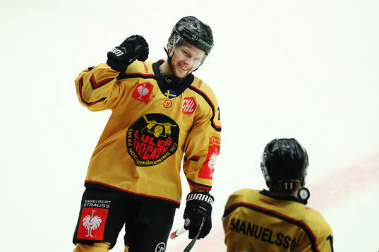 Einar Emanuelsson of Luleå celebrates