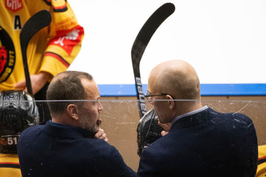 Thomas Berglund head coach of Luleå (to the left)