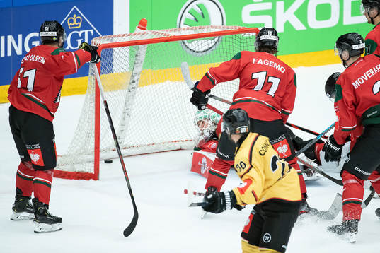 Jack Connolly of Luleå scores 2-3