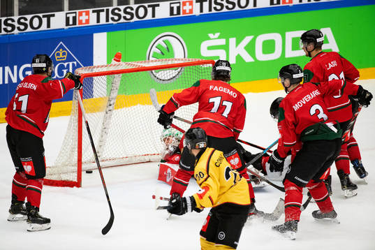 Jack Connolly of Luleå scores the game winning 2-3 goal