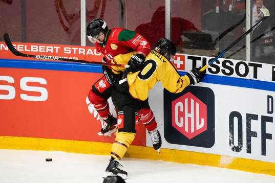 Ryan Lasch of Frölunda and Jack Connolly of Luleå