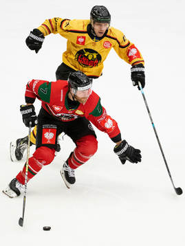 Karl Stollery of Frölunda and Petter Emanuelsson of Luleå