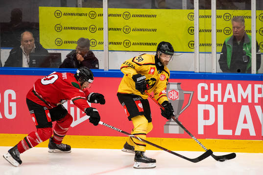 Joel Lundqvist of Frölunda and Daniel Sondell of Luleå