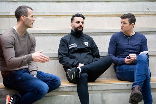 U21-tränarna Hjalmar Jonson och Hannes Stiller pratar med